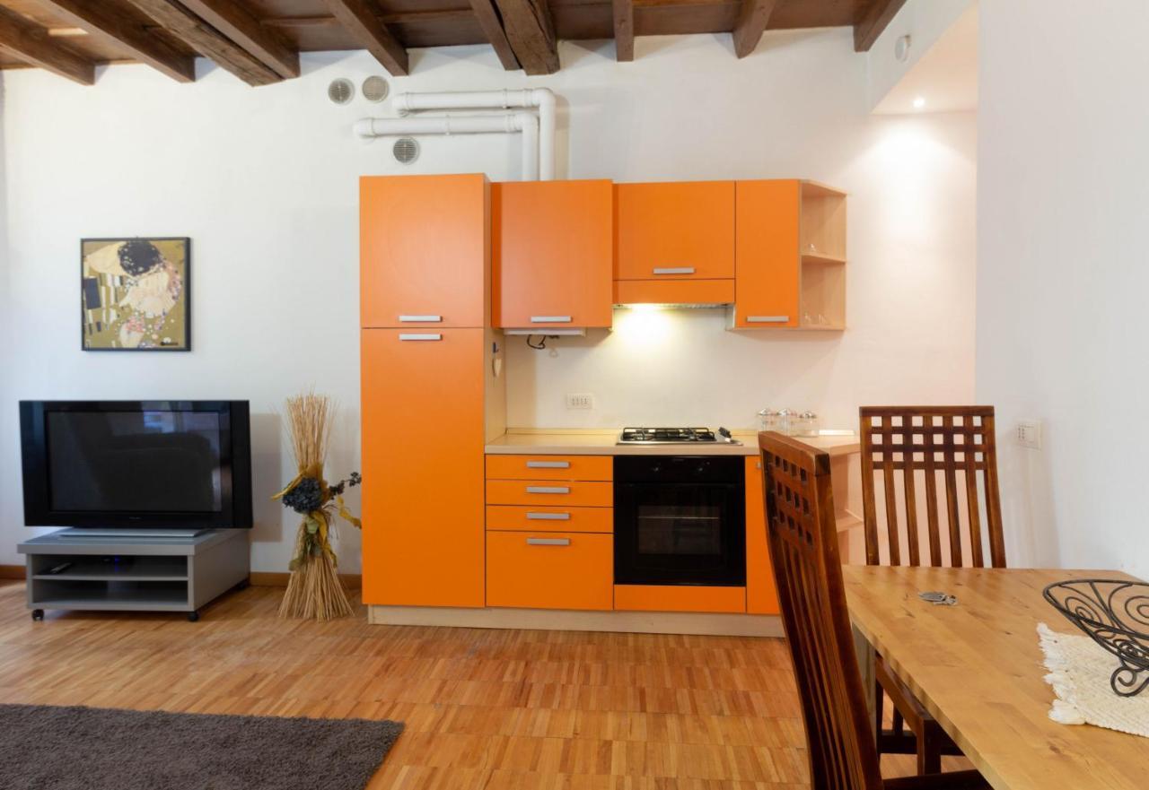 La Piccola Corte Al 24 - Affitti Brevi Italia Lecco Bagian luar foto